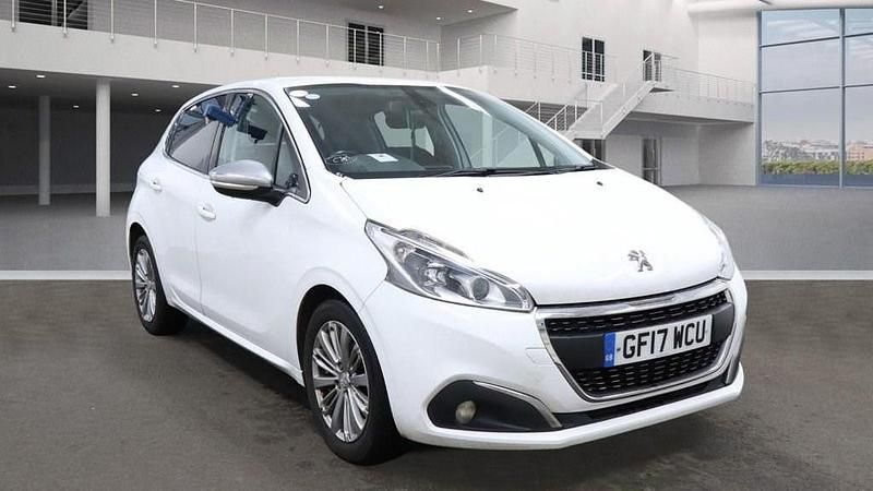 Used Peugeot 208 Allure 82 HP (60 kW) 2017 White Hatchback