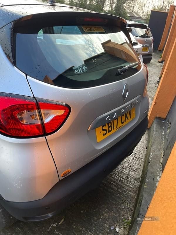 Used Renault Captur Dynamique 90 HP (66 kW) 2017 Silver/black SUV