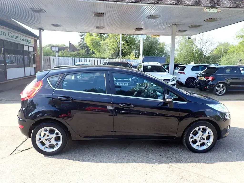 Usado Ford Fiesta Zetec 82 HP (60 kW) 2012 Preto Citadino