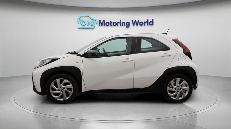 Used Toyota Aygo X PURE 72 HP (52 kW) 2022 White SUV
