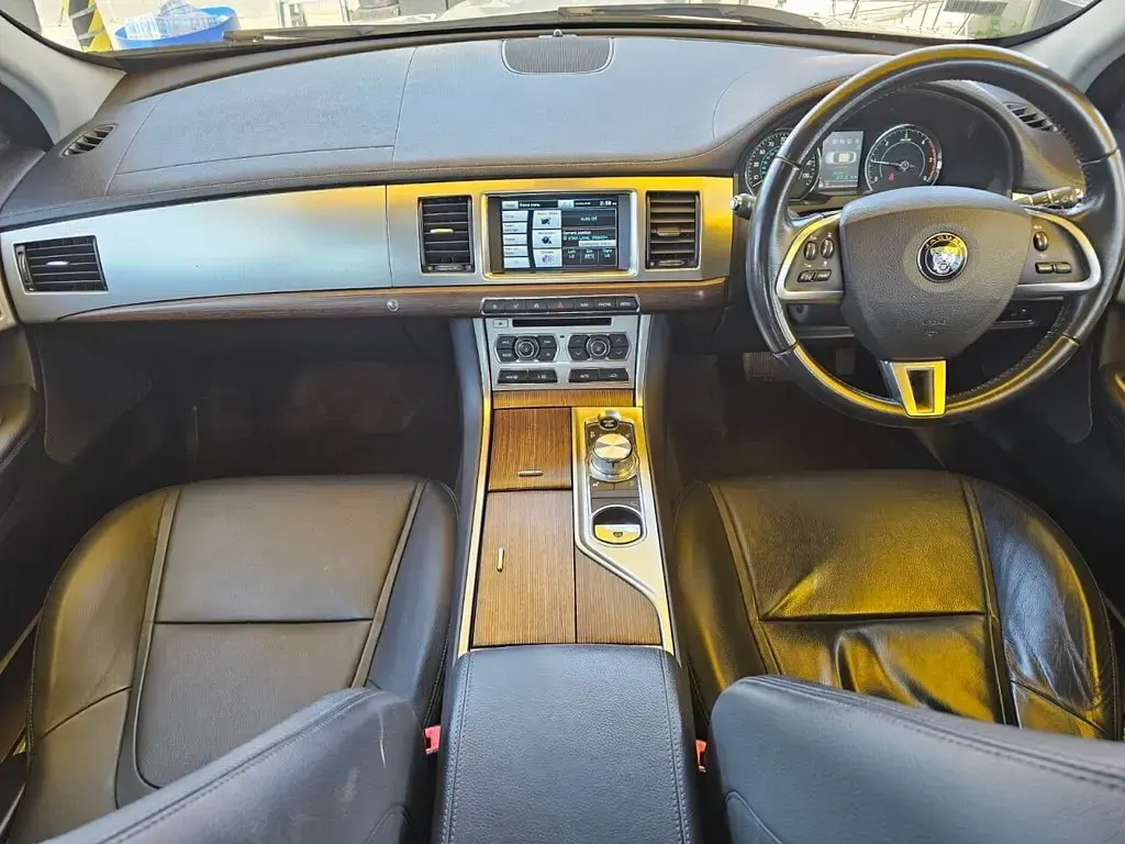 Begagnad Jaguar XF Luxury 163 HK (119 kW) 2014 Vit Sedan