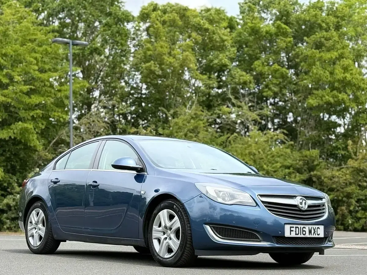Used Vauxhall Insignia Design Edition 136 HP (100 kW) 2016 Blue Hatchback