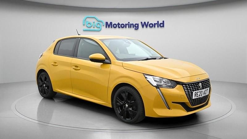 Used Peugeot 208 Allure 100 HP (73 kW) 2020 Yellow Hatchback