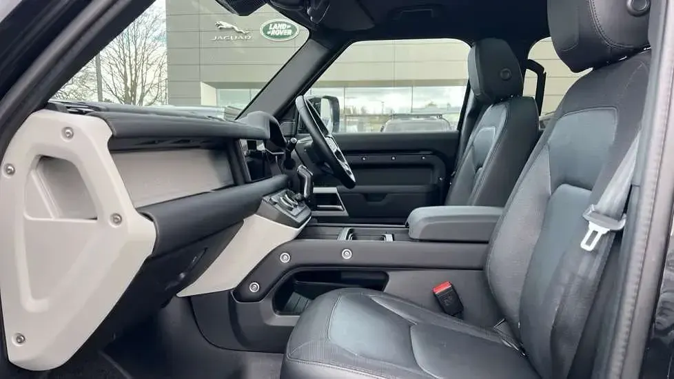 Used Land Rover Defender SE Dynamic 300 HP (220 kW) 2024 Black SUV