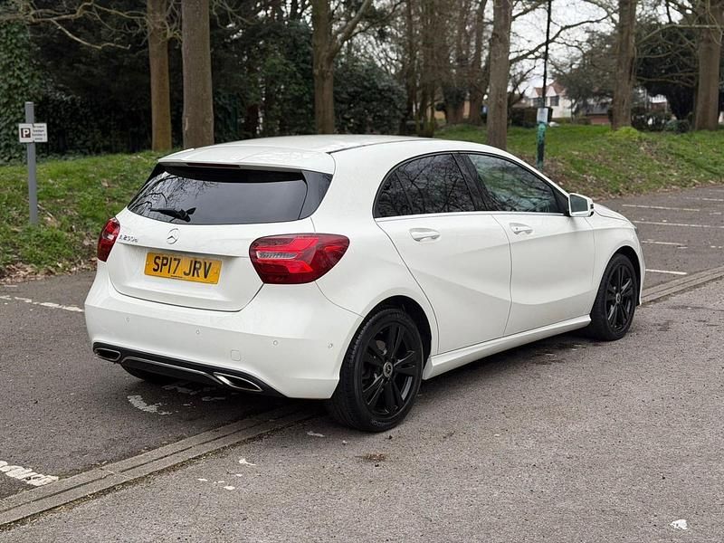 Begagnad Mercedes A200 Premium 2017 Vit Halvkombi