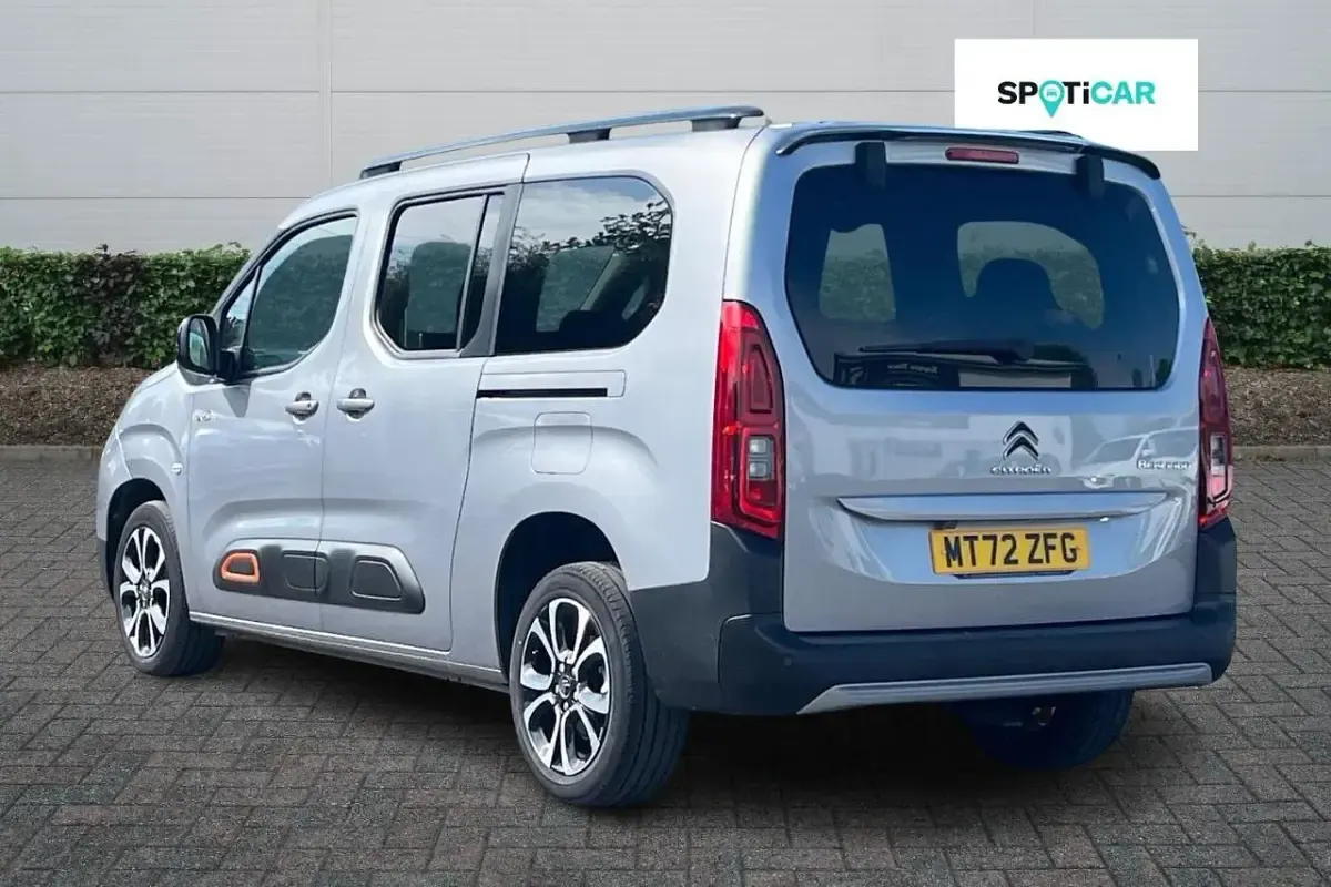 Usado Citroën Berlingo XTR 128 HP (94 kW) 2023 Cinzento Monovolume