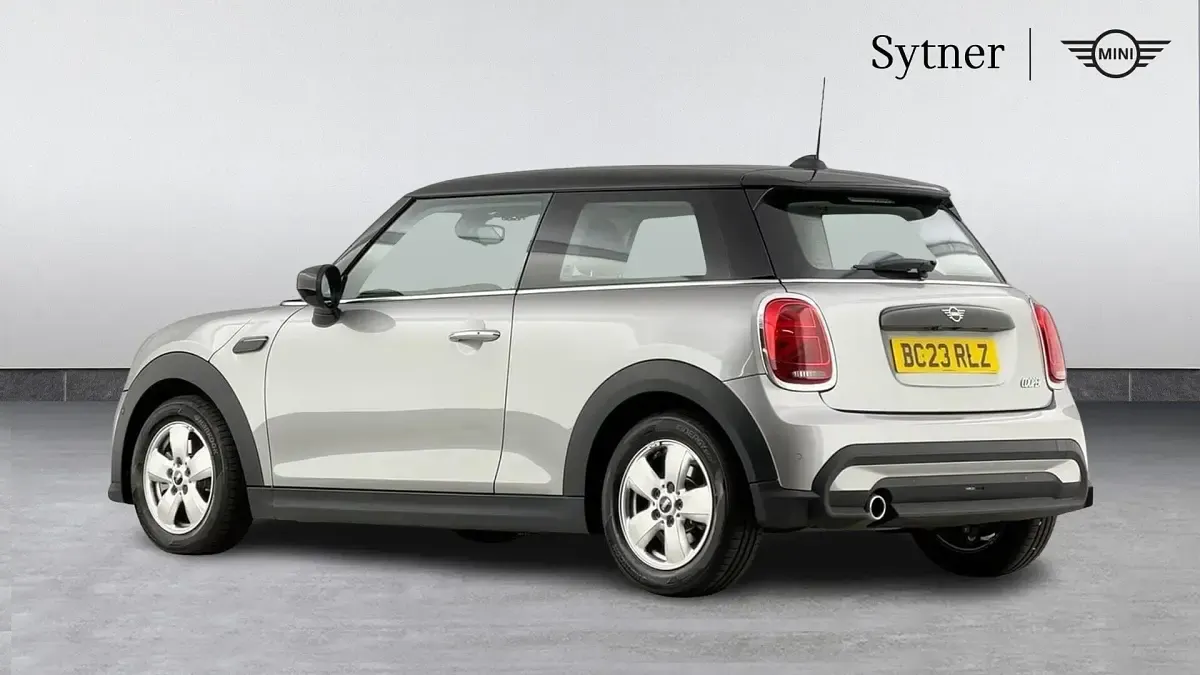 Usado Mini Cooper Classic 134 HP (98 kW) 2023 Prateado Citadino