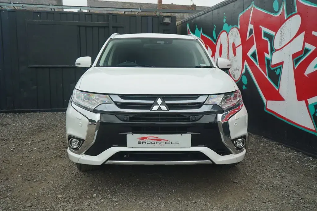 Used Mitsubishi Outlander P-HEV 200 HP (147 kW) 2018 White SUV