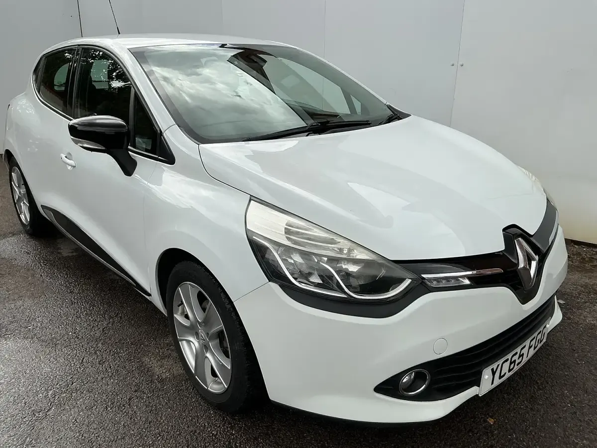 Used Renault Clio Dynamique 88 HP (64 kW) 2015 White Hatchback