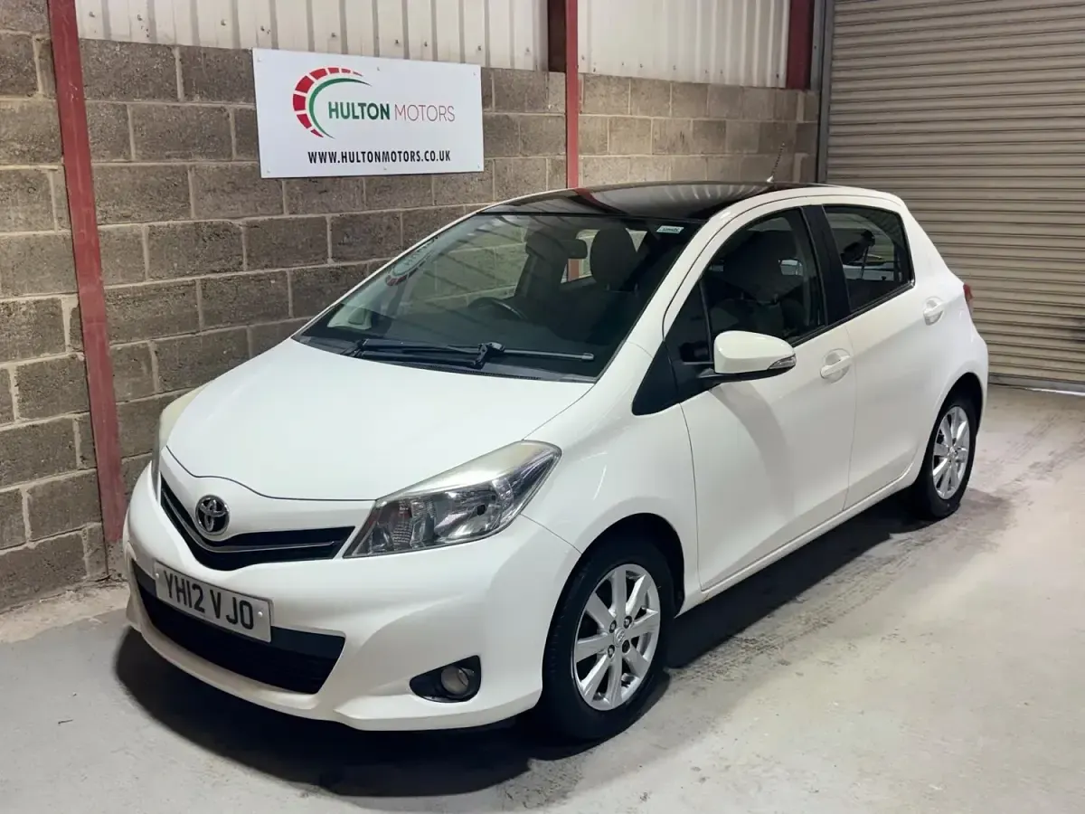 Used Toyota Yaris 99 HP (72 kW) 2012 White Hatchback