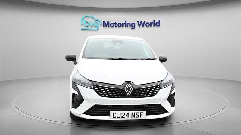 Used Renault Clio V Techno 145 HP (106 kW) 2024 White Hatchback