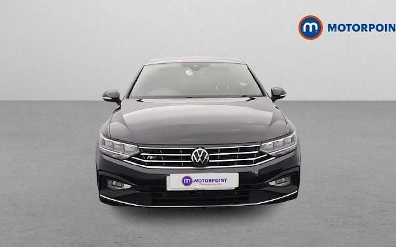 Usado VW Passat R-line 150 HP (110 kW) 2021 Preto Sedan