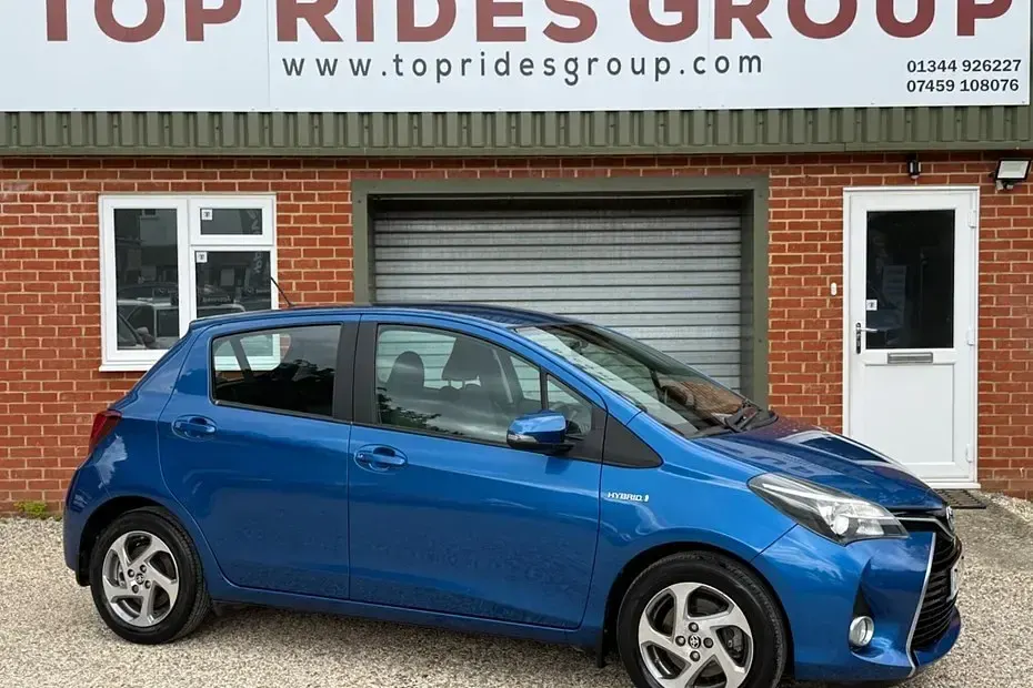 Used Toyota Yaris 100 HP (73 kW) 2015 Blue Hatchback