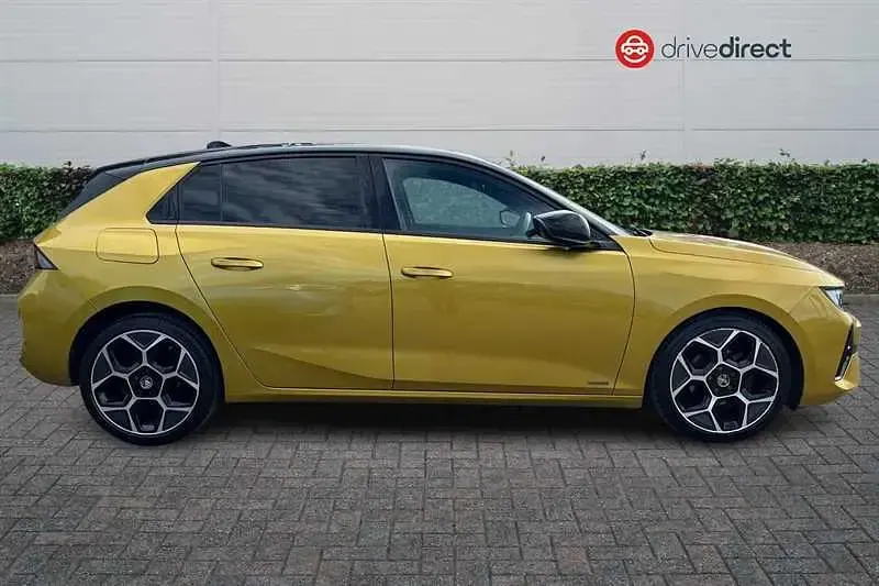 Used Vauxhall Astra Ultimate 130 HP (95 kW) 2023 Yellow/black Hatchback