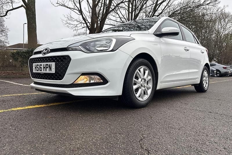 Used Hyundai i20 SE 84 HP (61 kW) 2016 White Hatchback