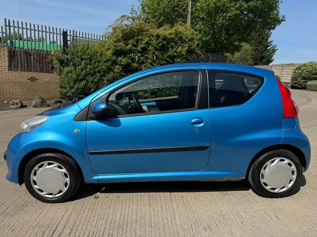 Begagnad Peugeot 107 68 HK (50 kW) 2006 Blå Halvkombi