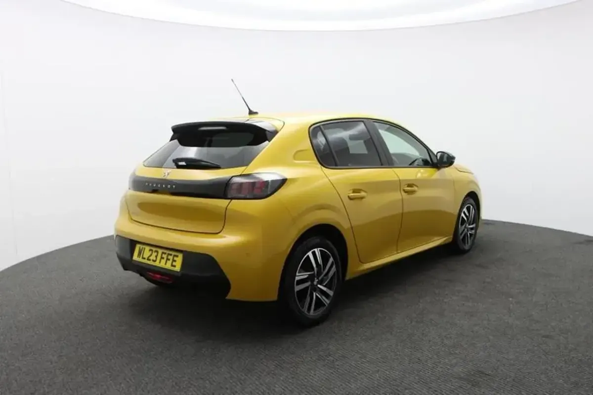 Used Peugeot 208 Active+ 74 HP (54 kW) 2023 Yellow Hatchback