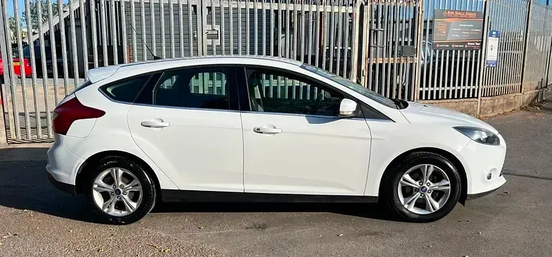 Used Ford Focus Zetec 2012 White Hatchback