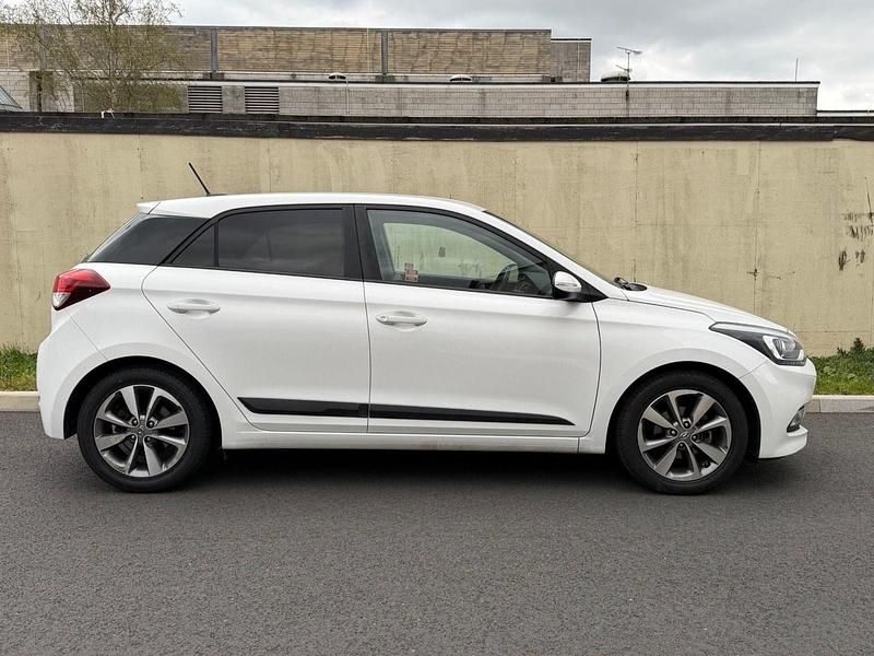Used Hyundai i20 Premium 84 HP (61 kW) 2017 White Hatchback