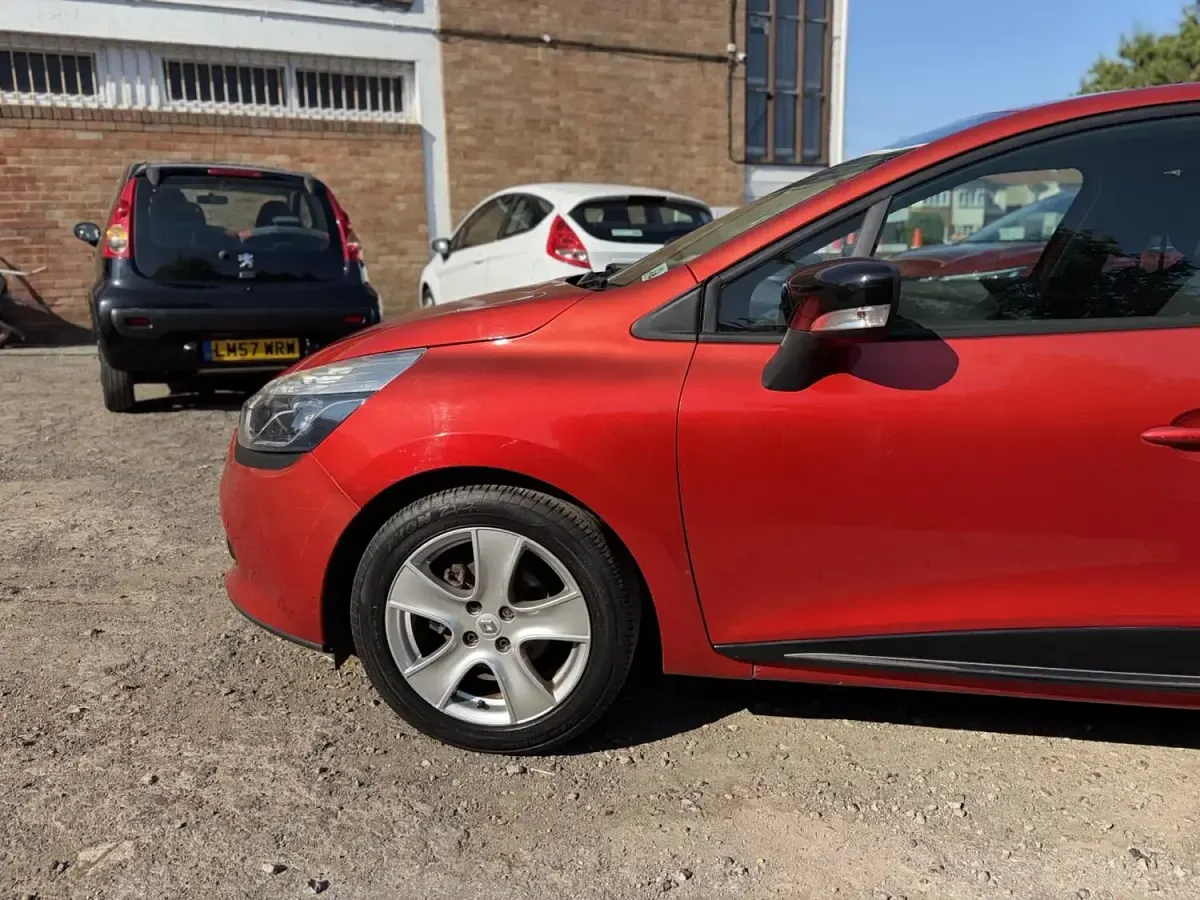 Used Renault Clio Dynamique 90 HP (66 kW) 2015 Red Hatchback