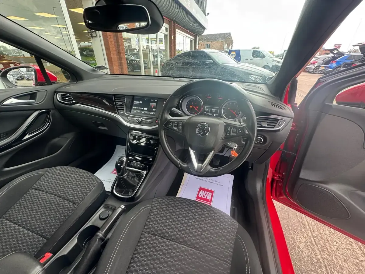 Used Vauxhall Astra SRi 150 HP (110 kW) 2016 Power red Hatchback