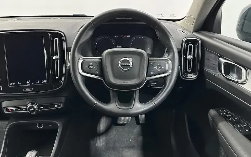 Used Volvo XC40 Momentum 197 HP (144 kW) 2020 Blue SUV