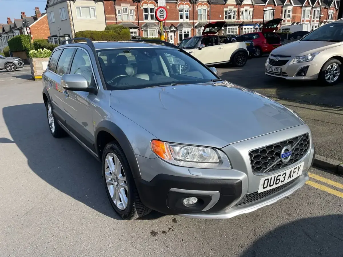 Usado Volvo XC70 SE Lux 215 CV (158 kW) 2013 Plateado Familiar