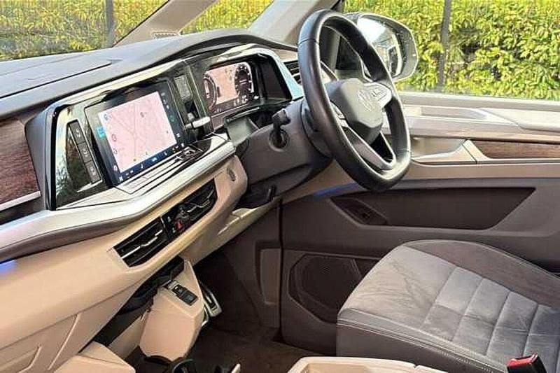 Begagnad VW Multivan Style 204 HK (150 kW) 2024 Silver Minibuss