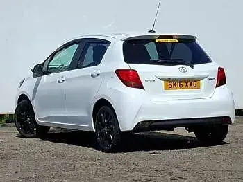 Used Toyota Yaris Design 99 HP (72 kW) 2016 White Hatchback