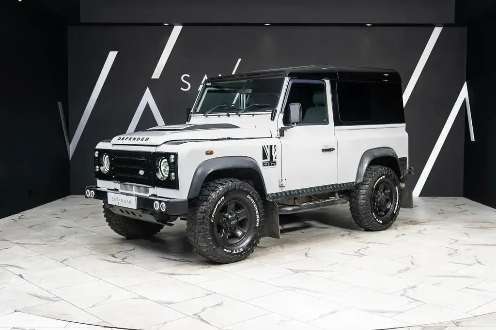 Used Land Rover Defender 122 HP (89 kW) 2015 White Hatchback