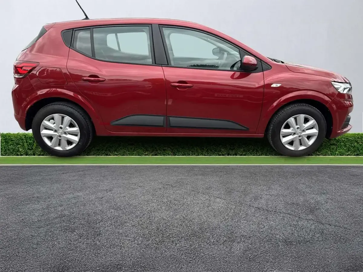 Usado Dacia Sandero Comfort 90 CV (66 kW) 2022 Rojo Utilitario