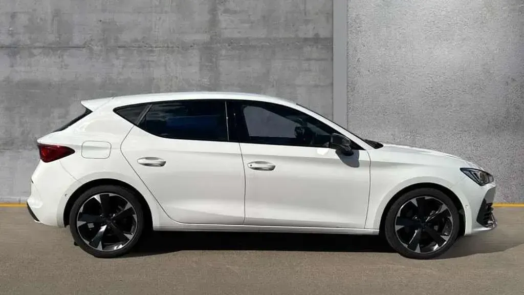 Used Cupra Leon 150 HP (110 kW) 2024 White Hatchback