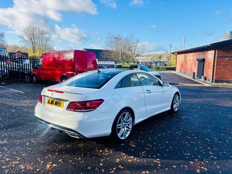 Usado Mercedes E220 AMG line 177 HP (130 kW) 2016 Branco Coupé
