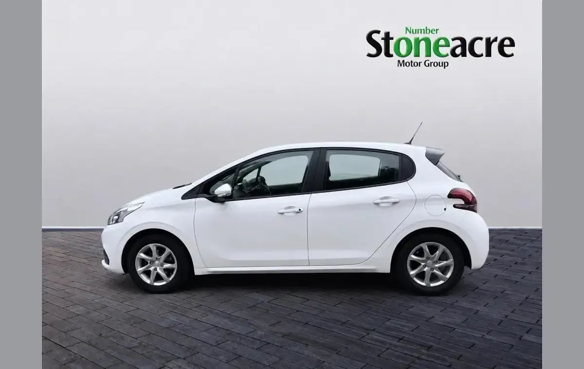 Used Peugeot 208 Active 80 HP (58 kW) 2018 White Hatchback