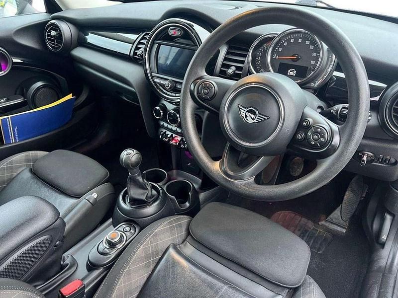 Used Mini Cooper Classic 134 HP (98 kW) 2018 White Hatchback