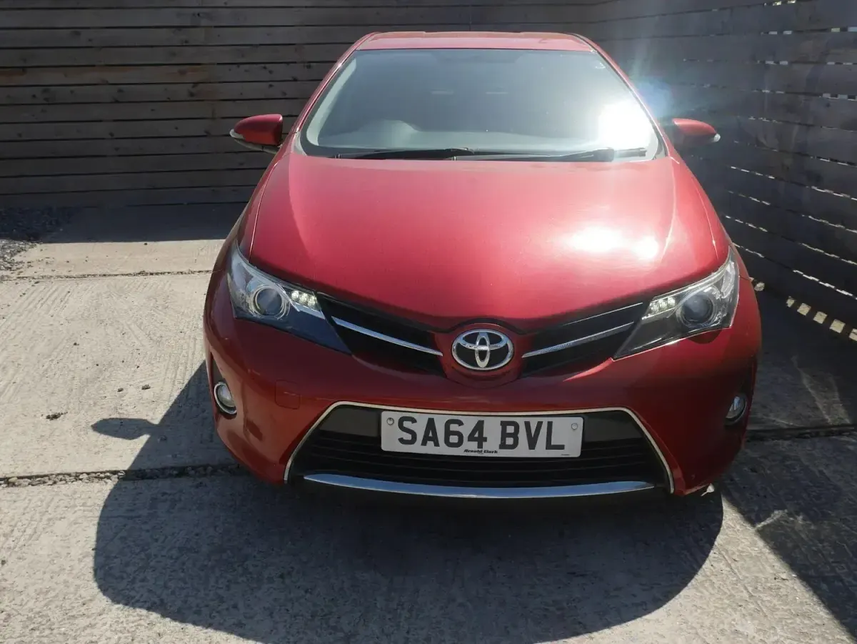 Used Toyota Auris Plus 101 HP (74 kW) 2014 Red Hatchback