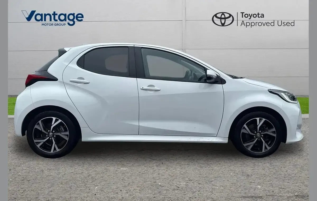 Used Toyota Yaris Design 113 HP (83 kW) 2024 White Hatchback