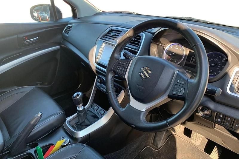 Used Suzuki SX4 SZ5 120 HP (88 kW) 2018 White Hatchback