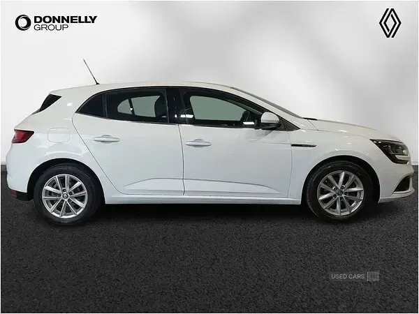 Used Renault Mégane IV Dynamique 130 HP (95 kW) 2017 White Hatchback