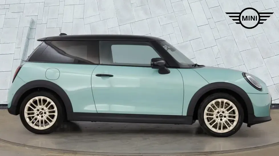 Begagnad Mini Cooper Hatch 154 HK (113 kW) 2024 Grön Halvkombi
