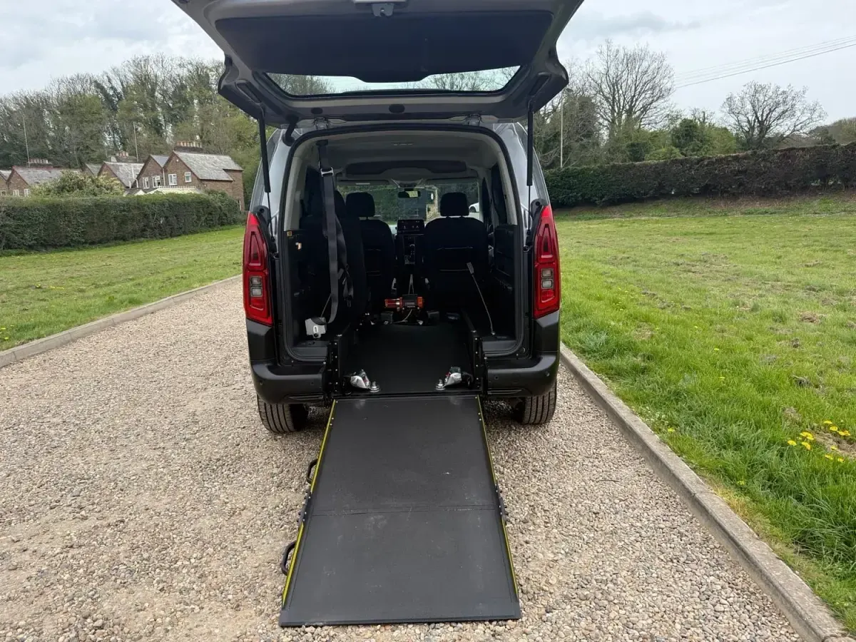 Usado Citroën Berlingo Feel 2024 Cinzento Monovolume