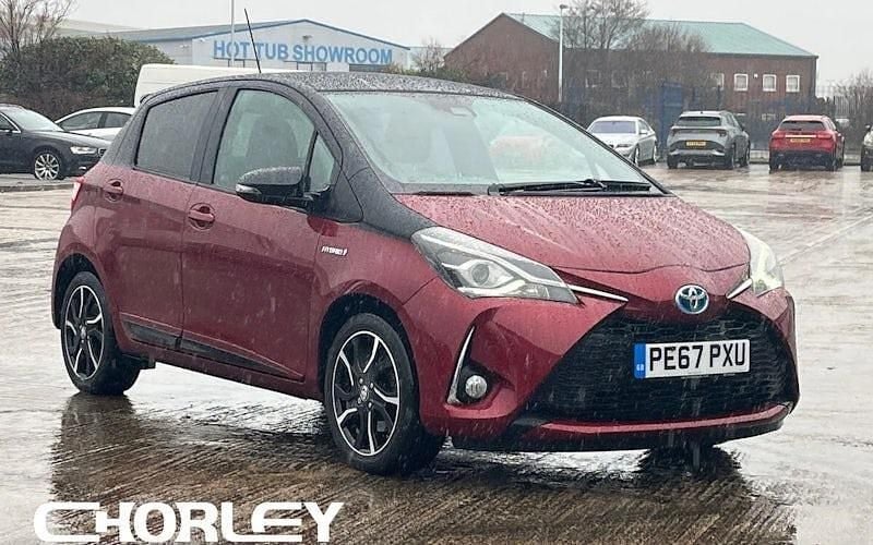 Used Toyota Yaris Hybrid 101 HP (74 kW) 2017 Red Hatchback