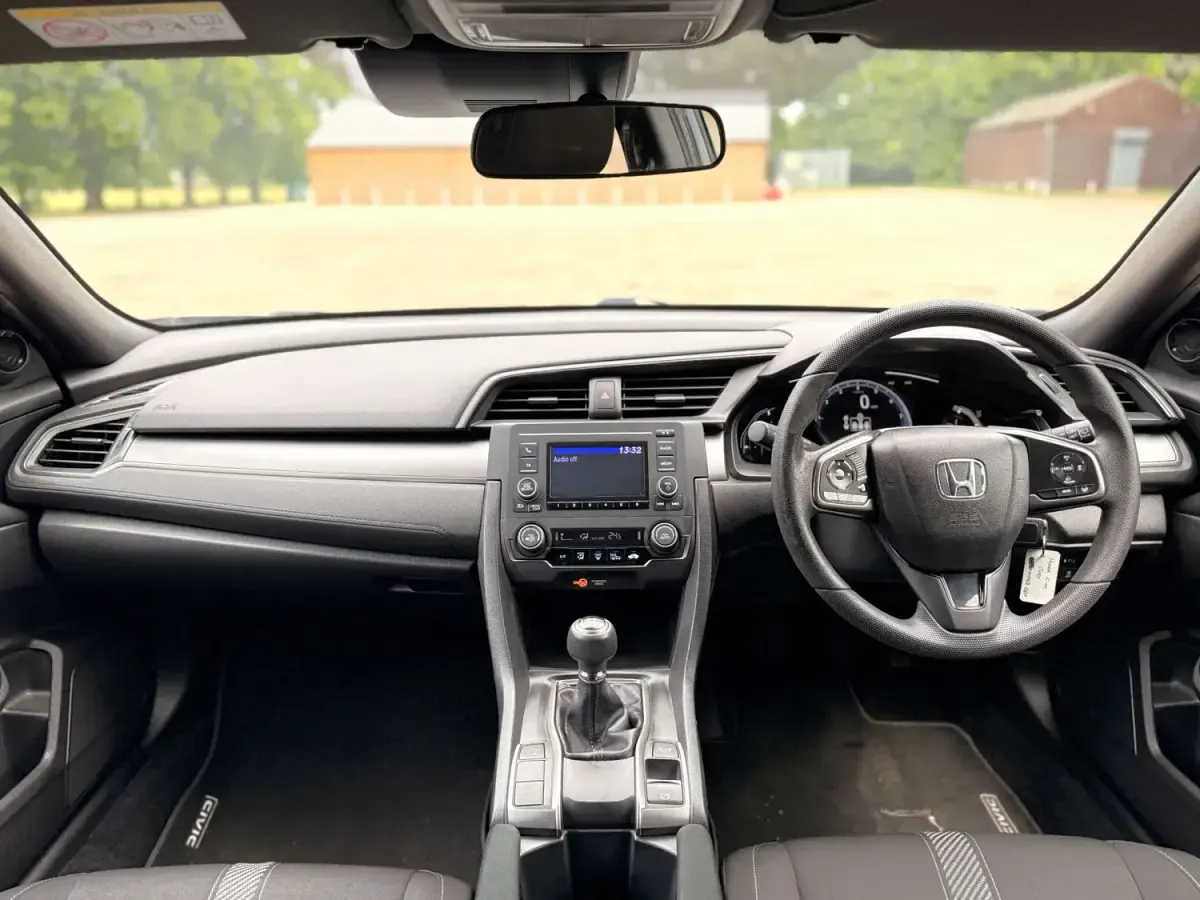 Używany Honda Civic SE 126 KM (92 kW) 2018 Szary Hatchback