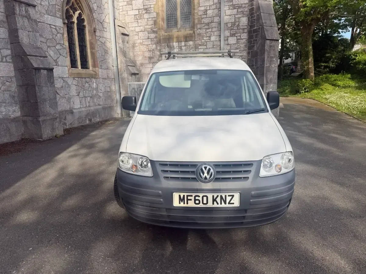 Usado VW Caddy 104 HP (76 kW) 2010 Branco Monovolume