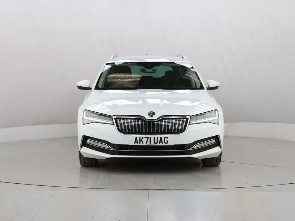 Used Skoda Superb SE Technology 218 HP (160 kW) 2021 White Estate