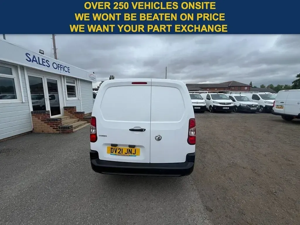 Used Vauxhall Combo 100 HP (73 kW) 2021 White MPV