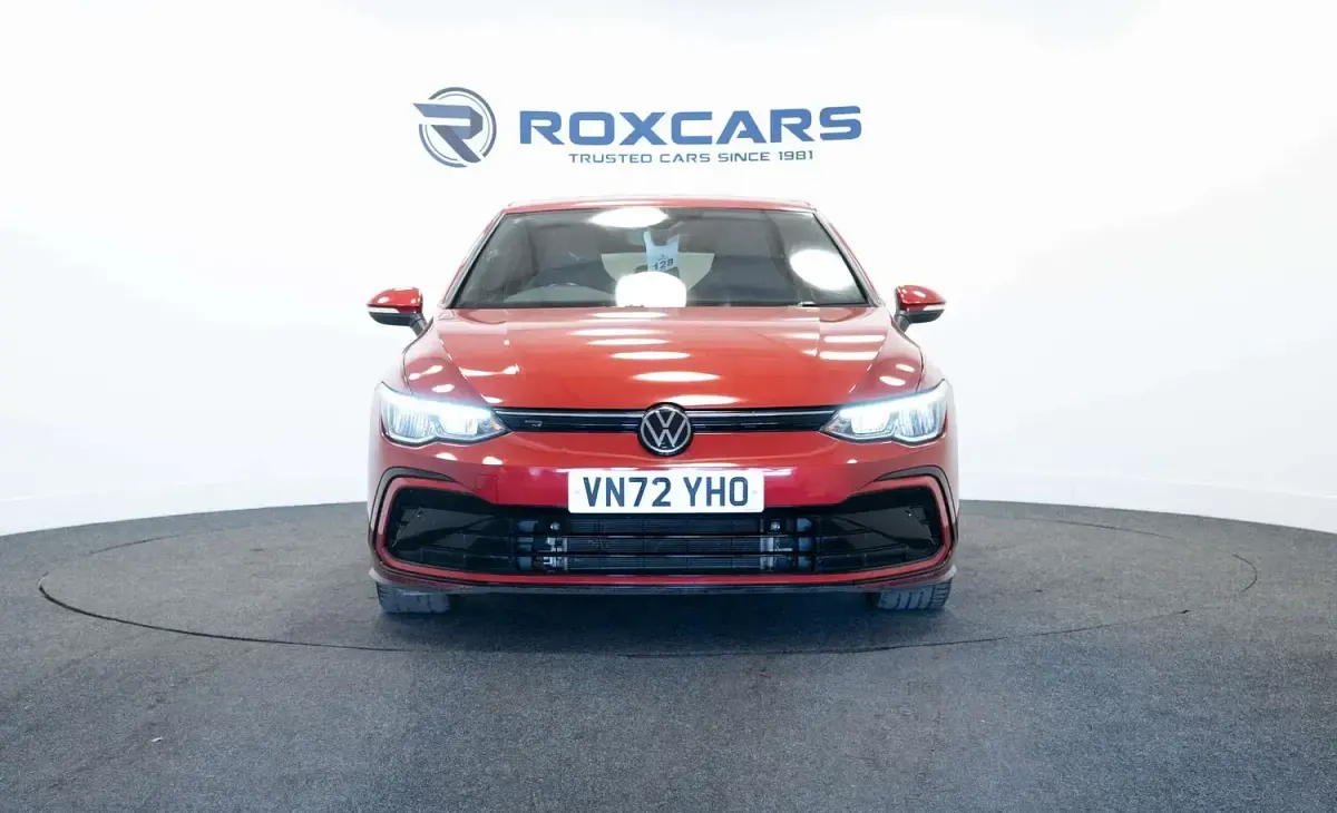 Begagnad VW Golf VIII R-line 150 HK (110 kW) 2023 Röd Halvkombi