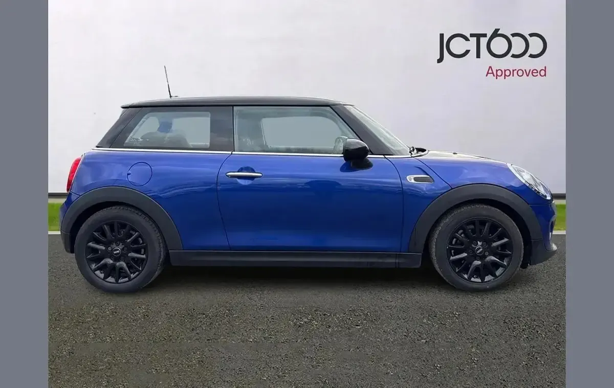 Used Mini Cooper Classic 134 HP (98 kW) 2018 Blue Hatchback