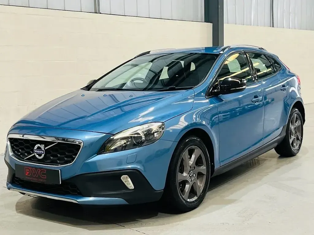 Used Volvo V40 120 HP (88 kW) 2016 Blue Hatchback
