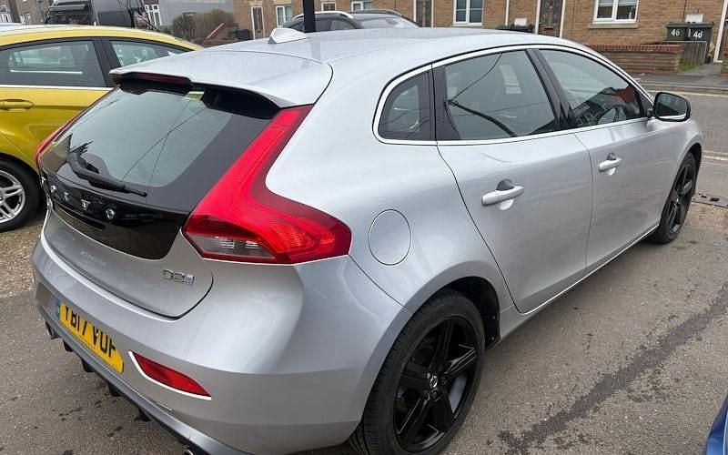 Begagnad Volvo V40 R-Design 120 HK (88 kW) 2019 Halvkombi